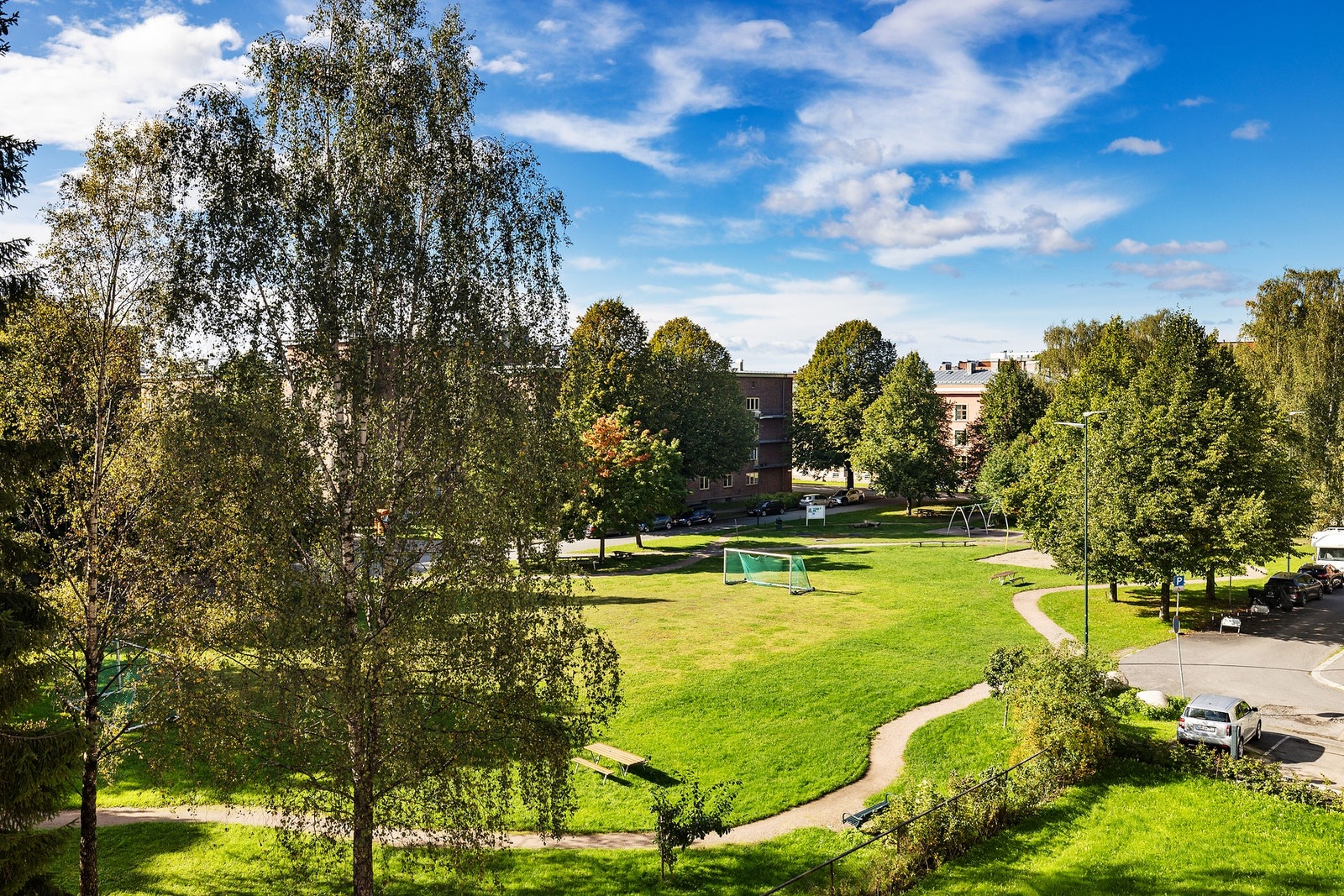 Langstrakt utsyn ut mot parken. Galleribilde