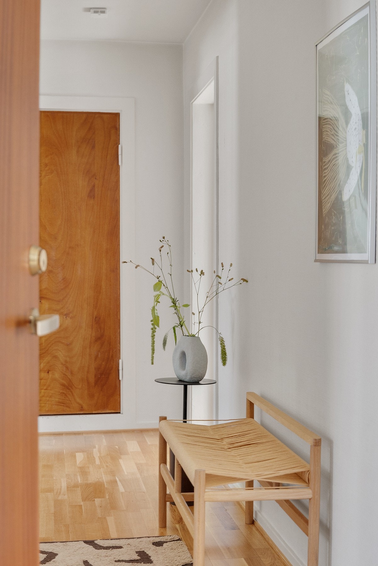 Leiligheten har en hyggelig entré med et smart innebygd kott, samt god plass til å plassere sko og henge fra seg yttertøy. Galleribilde
