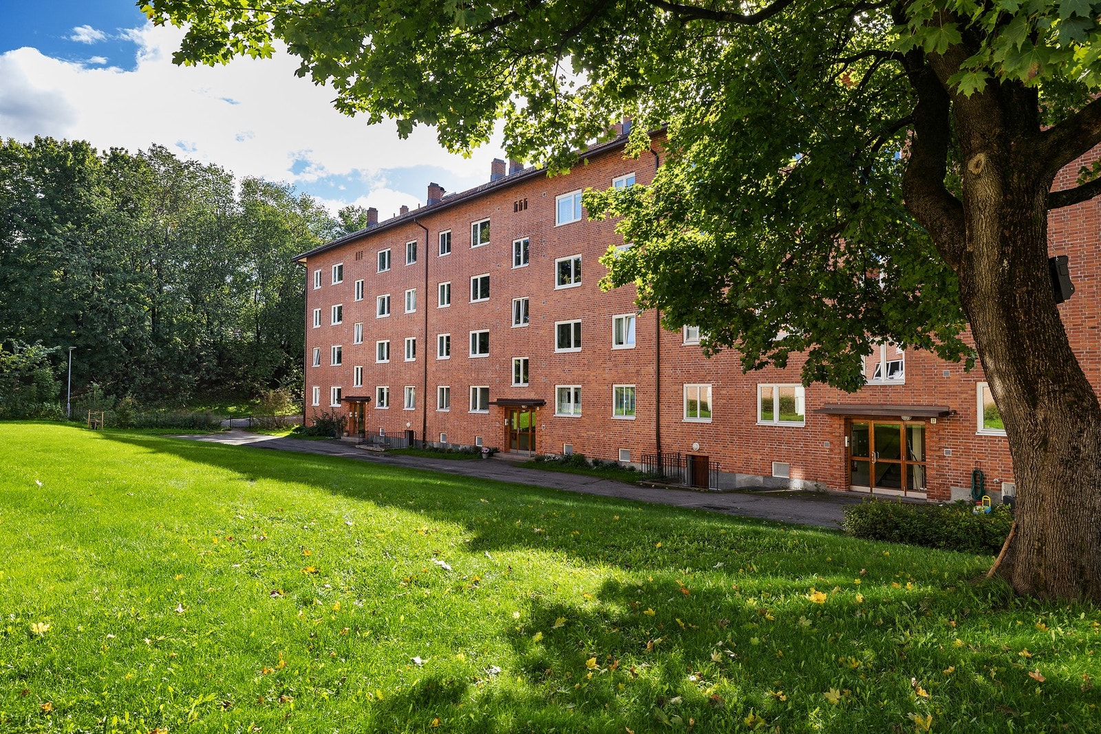 Leiligheten er en del av et veldrevet og populært borettslag beliggende tett inntil nydelige Torshovdalen. Galleribilde