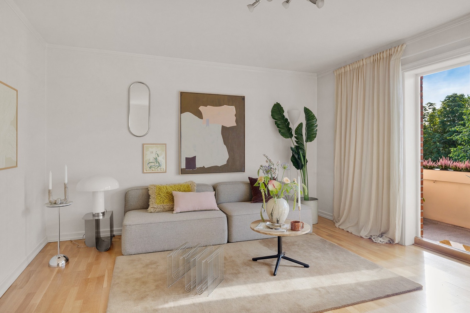 Stuen og leiligheten i sin helhet får inn rikelig med naturlig lys. Galleribilde