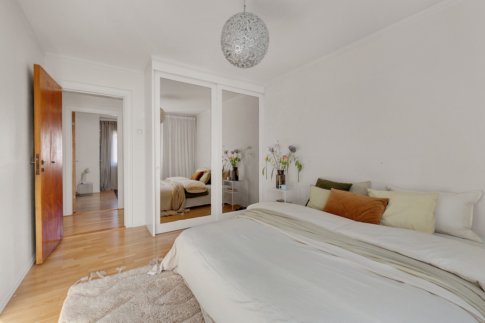 Soverommet er av svært god størrelse med god plass til dobbeltseng, nattbord og rikelig med skapplass i medfølgende garderobe. Galleribilde