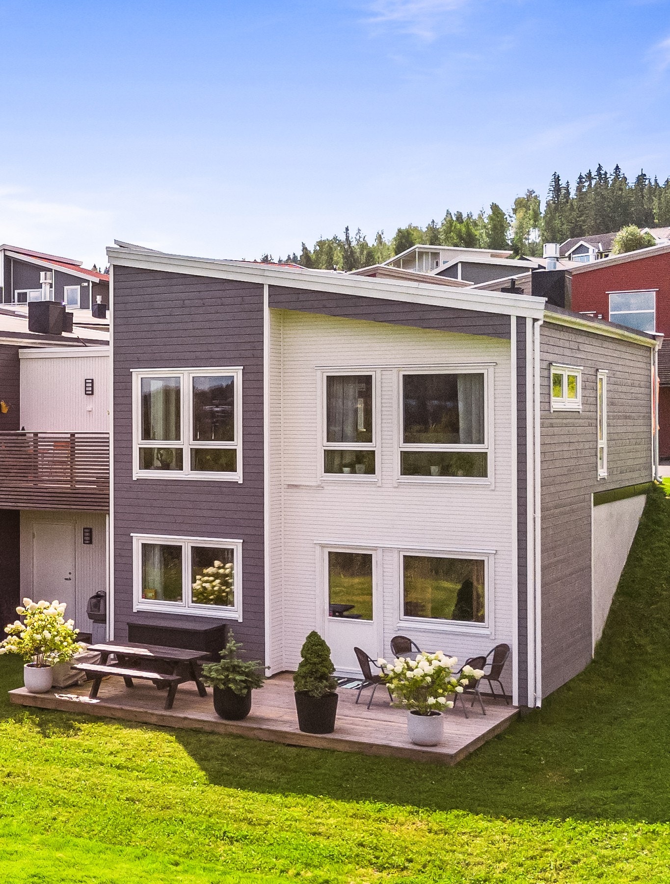 Borettslaget har en flott fellestomt opparbeidet med gress. Her kan barna i nabolaget leke sammen i trygge omgivelser. Galleribilde