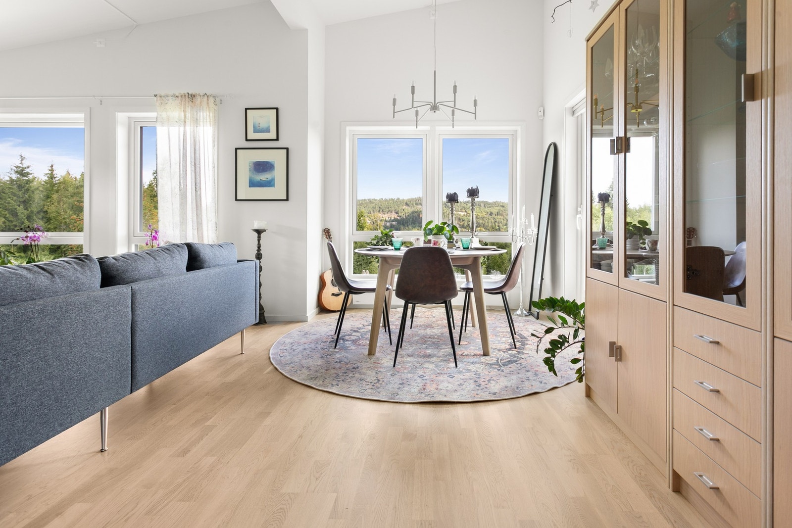 Det er plass til å innrede med spisebord og stoler mellom i stuen. Galleribilde