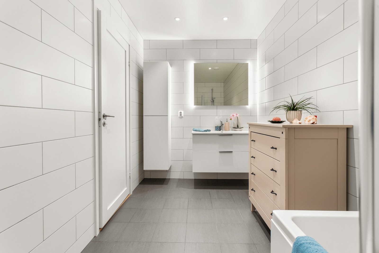 Nede har du et flott og lyst bad med toalett, baderomsinnredning og badekar med dusj. Galleribilde