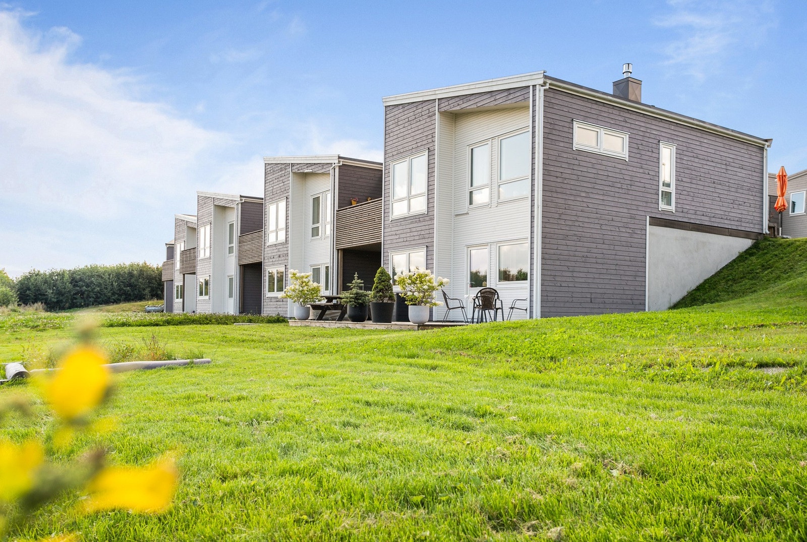 Flott uteområde med romslig platting - perfekt for avslapning og sosiale sammenkomster. Galleribilde