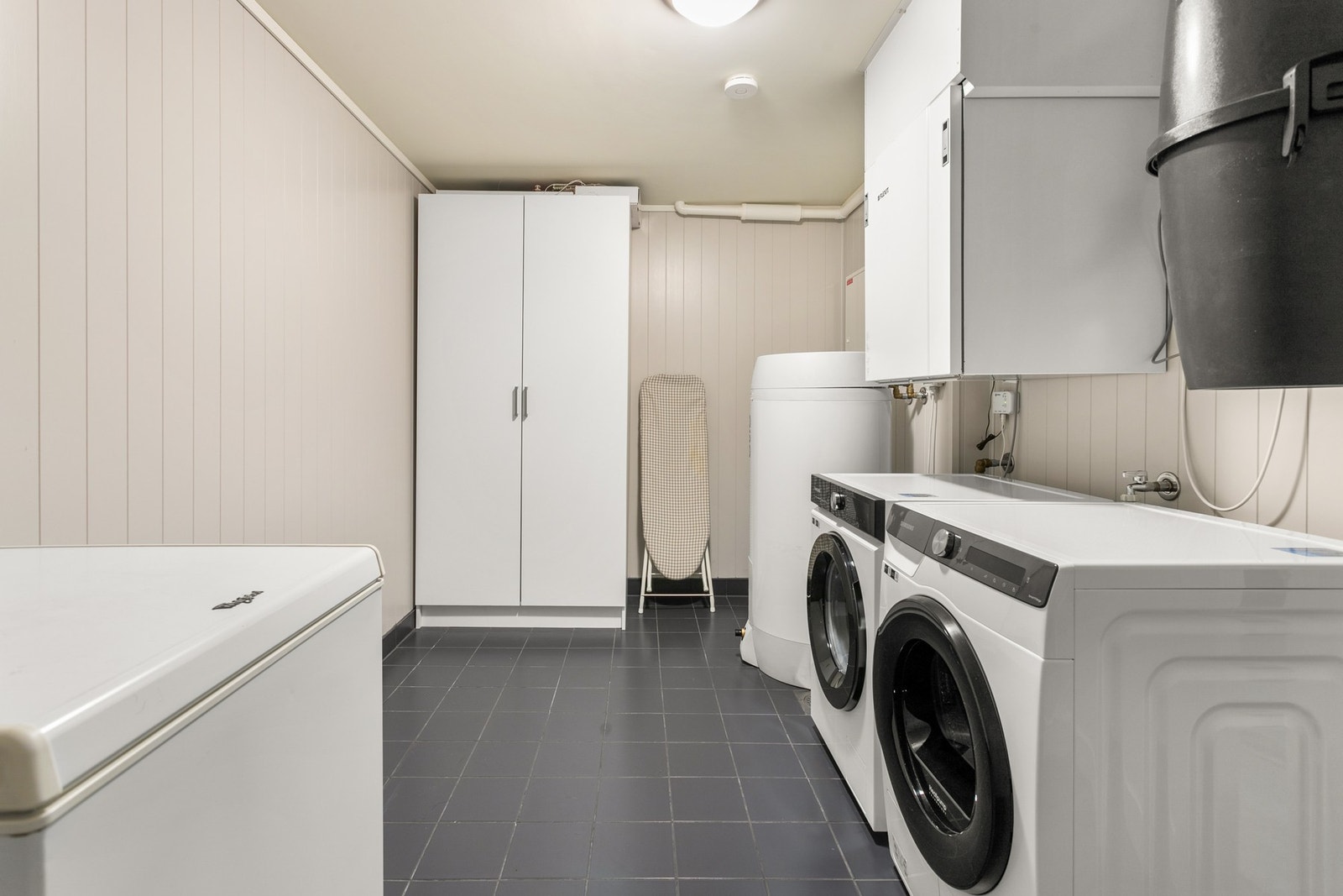 Praktisk bod / vaskerom! Her har du god plass til å kunne ta klesvasken. Galleribilde