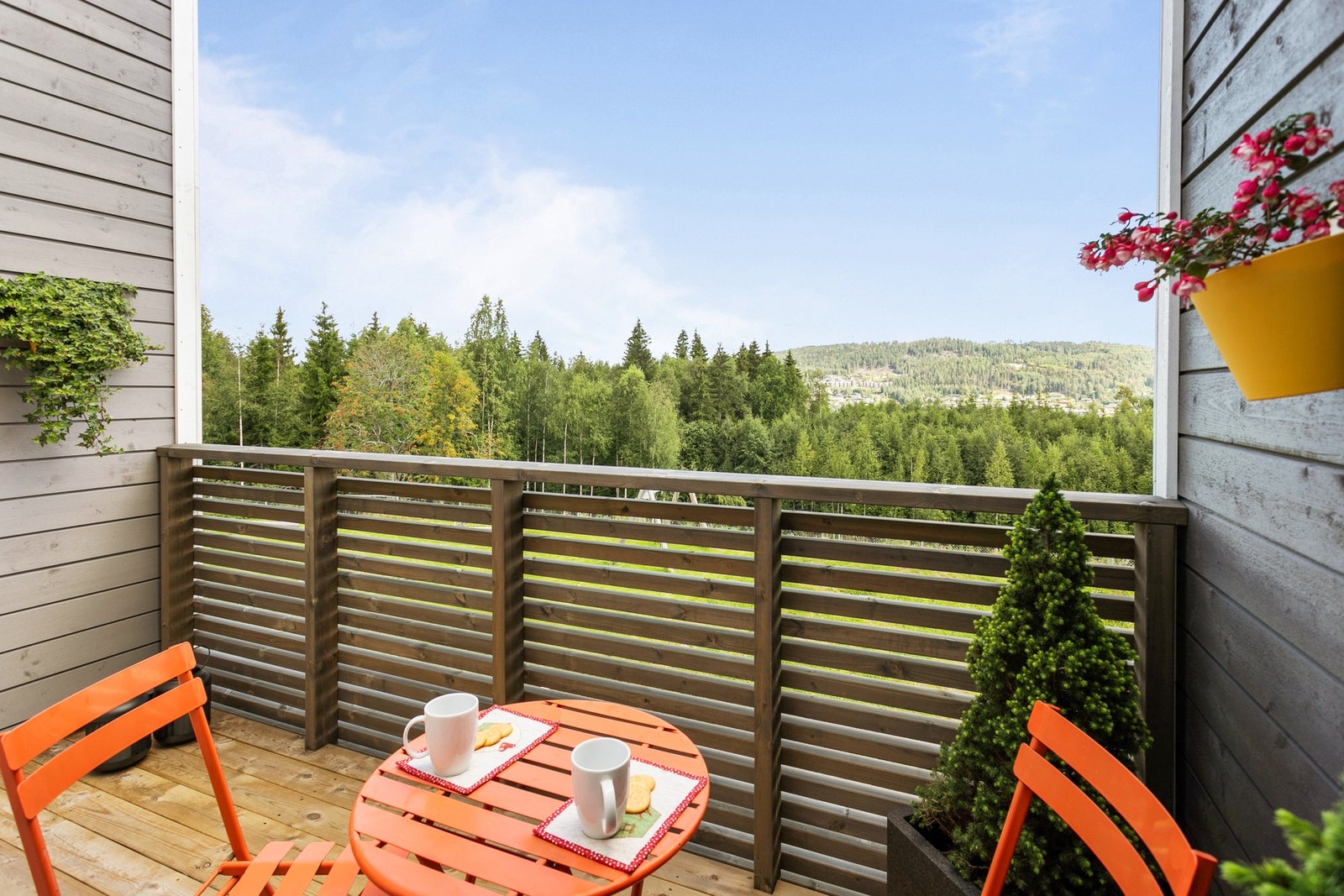 Her kan du sette deg ned å nyte morgenkaffen eller kveldsmaten med hyggelig utsikt over nærområdet. Galleribilde