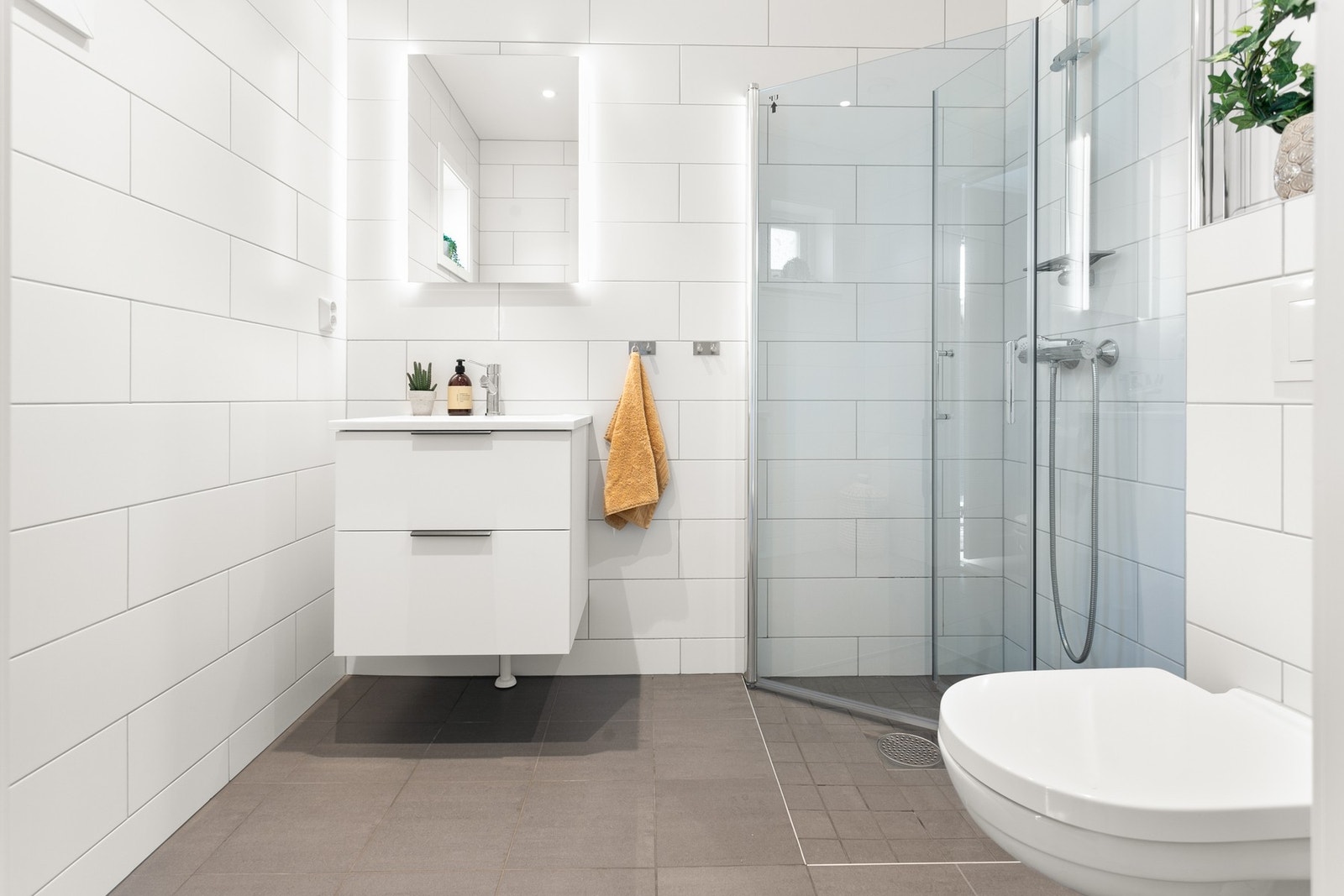 I husets 1. etasje har har du et moderne og lyst bad med dusj, toalett og baderomsinnredning. Flott vegghengt speil med belysning! Galleribilde