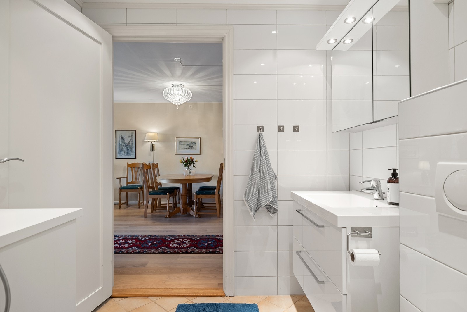 Pent bad med hvite fliser, moderne innredning og varmekabler i gulvet. Galleribilde