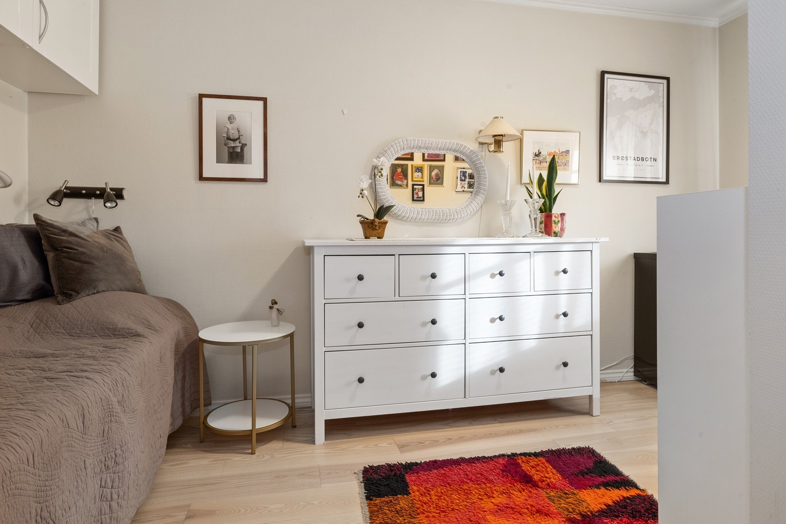 Soverommet har god plass til seng. Det er mulighet for hjemmekontor, samt gjesterom. Galleribilde