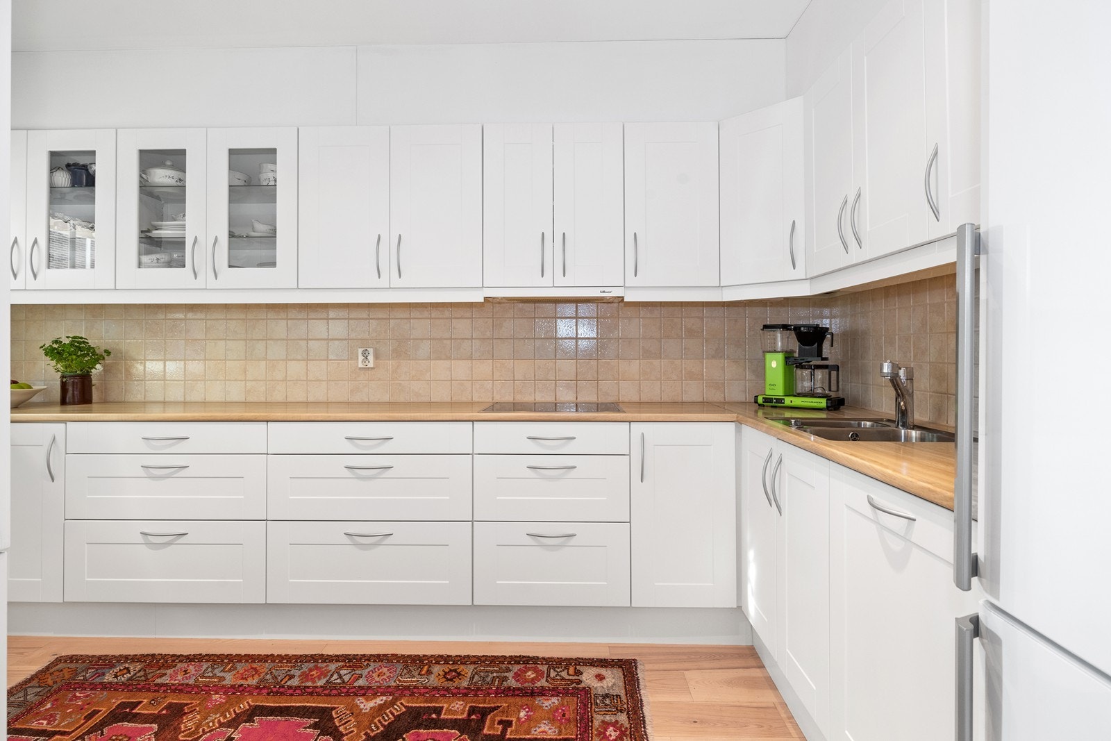Kjøkkeninnredning fra 2011. Kjøkkenet har profilerte fronter og laminat benkeplate. Integrert komfyr, platetopp og oppvaskmaskin, frittstående kjøl/fryseskap. Galleribilde