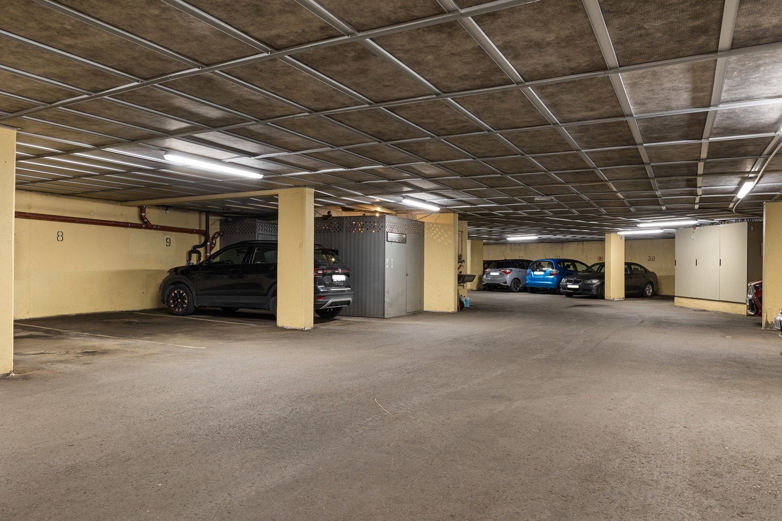 Seksjonen disponerer 1 parkeringsplass i felles garasjekjeller. Galleribilde