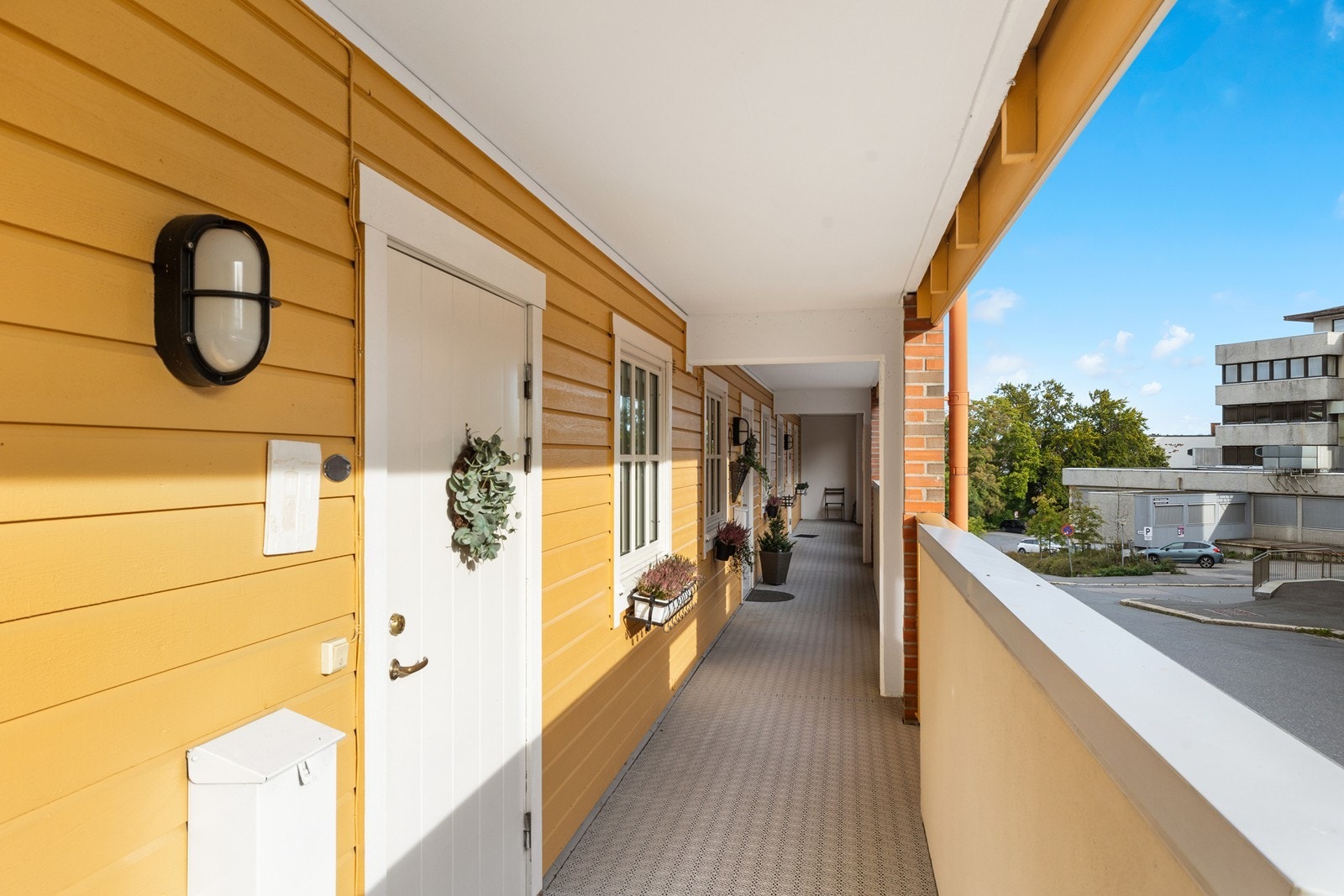 Inngangsparti med overbygget svalgang - pent og skjermet adkomst til leiligheten. Galleribilde