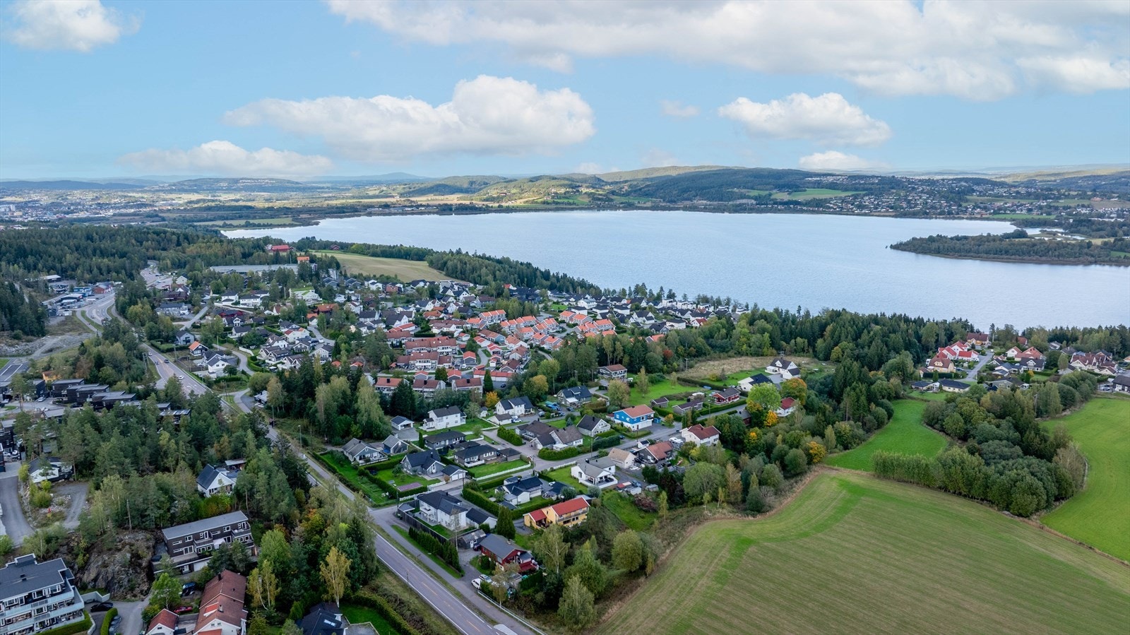 Fra tomten er det kort vei til idylliske Øyeren og flotte friluftsområder. Galleribilde