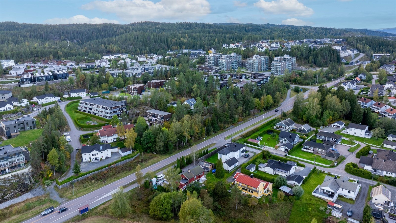 Oversikt over tomten og nærliggende boligområde med kort vei til service og kollektivtilbud. Galleribilde