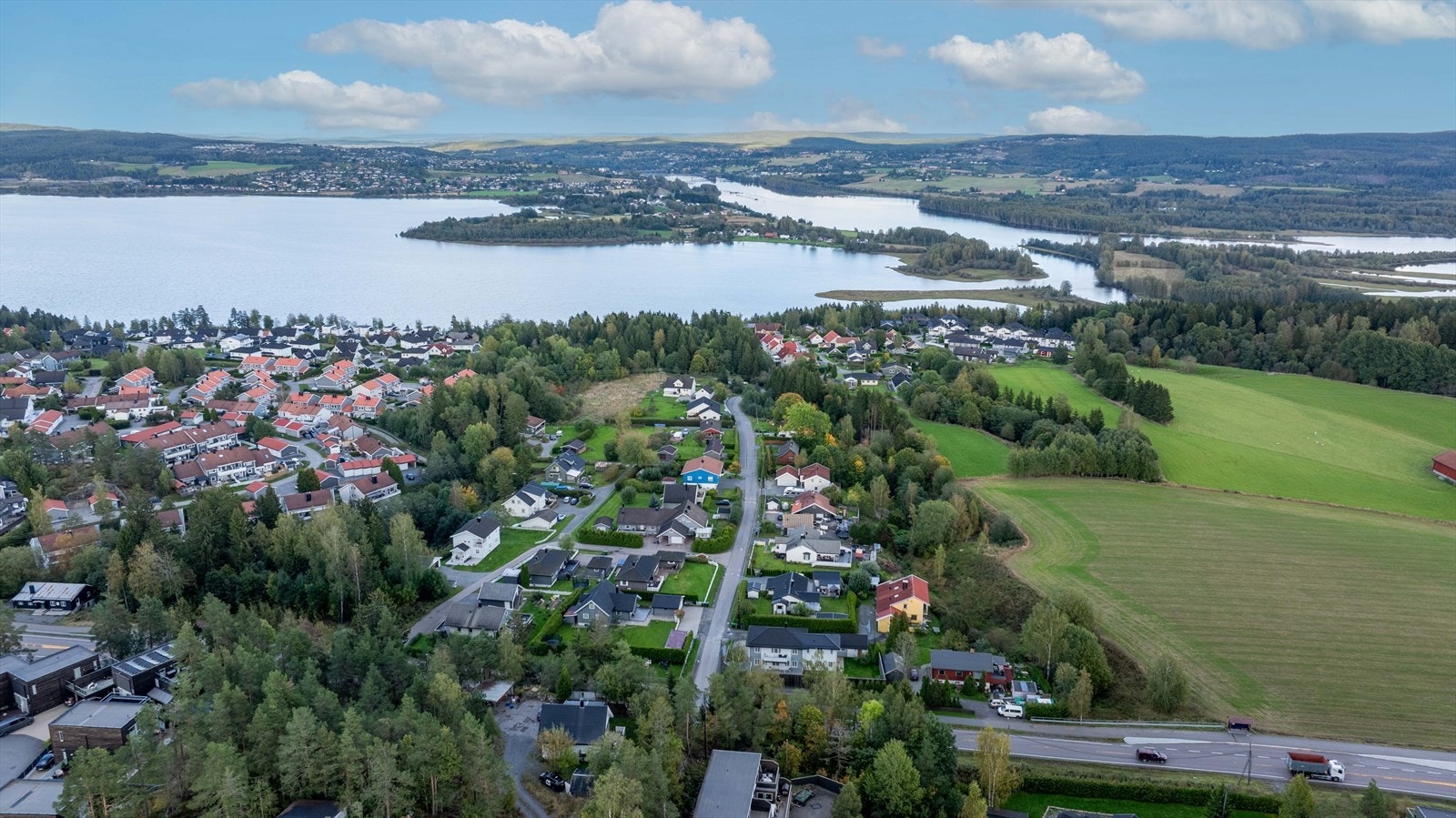 Boligområdet sett fra luften - landlige omgivelser med nærhet til både natur og by Galleribilde