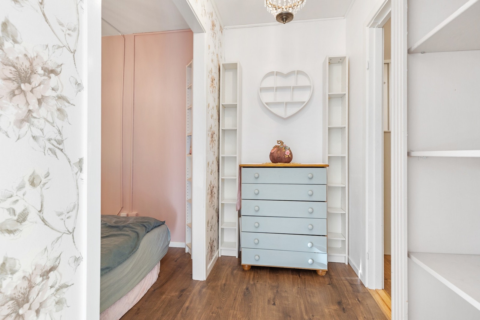 Gang inn mot stue og sovealkove Galleribilde