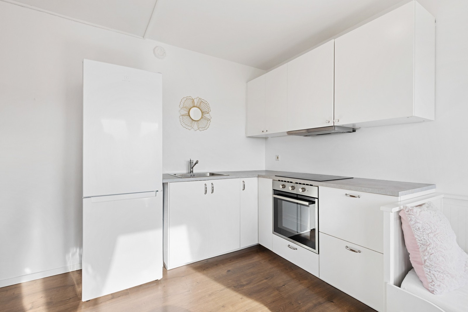 Kjøkken fra 2020 med slette fronter og integrert komfyr Galleribilde