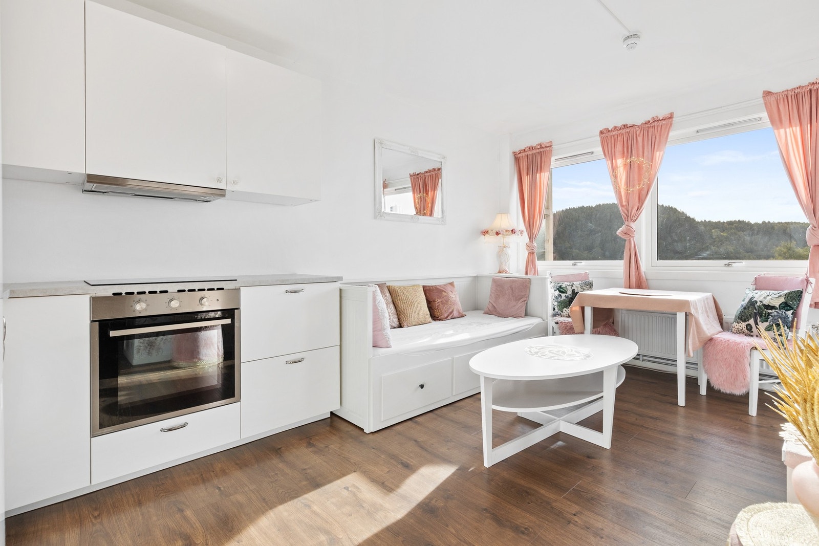 I stuen er det plass til både sofa, spisebord og det en måtte ønske Galleribilde