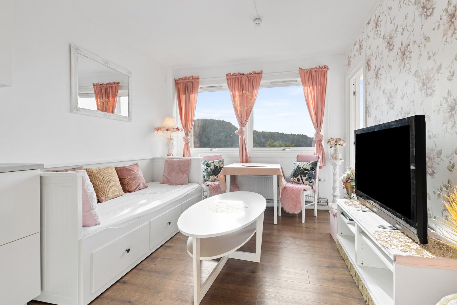 Fra stuen er det flott utsikt over nærområdet og direkte utgang til en koselig balkong Galleribilde