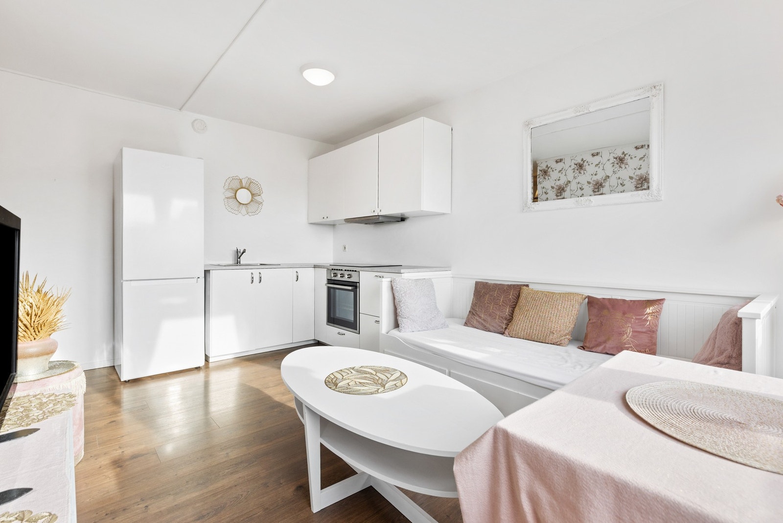 Lys og pen stue med 1-stavs laminat på gulv og slette vegger Galleribilde