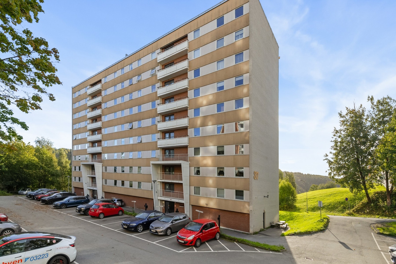 Borettslaget tildeler 1 parkeringsplass. Det er også gjesteparkering på tomten Galleribilde