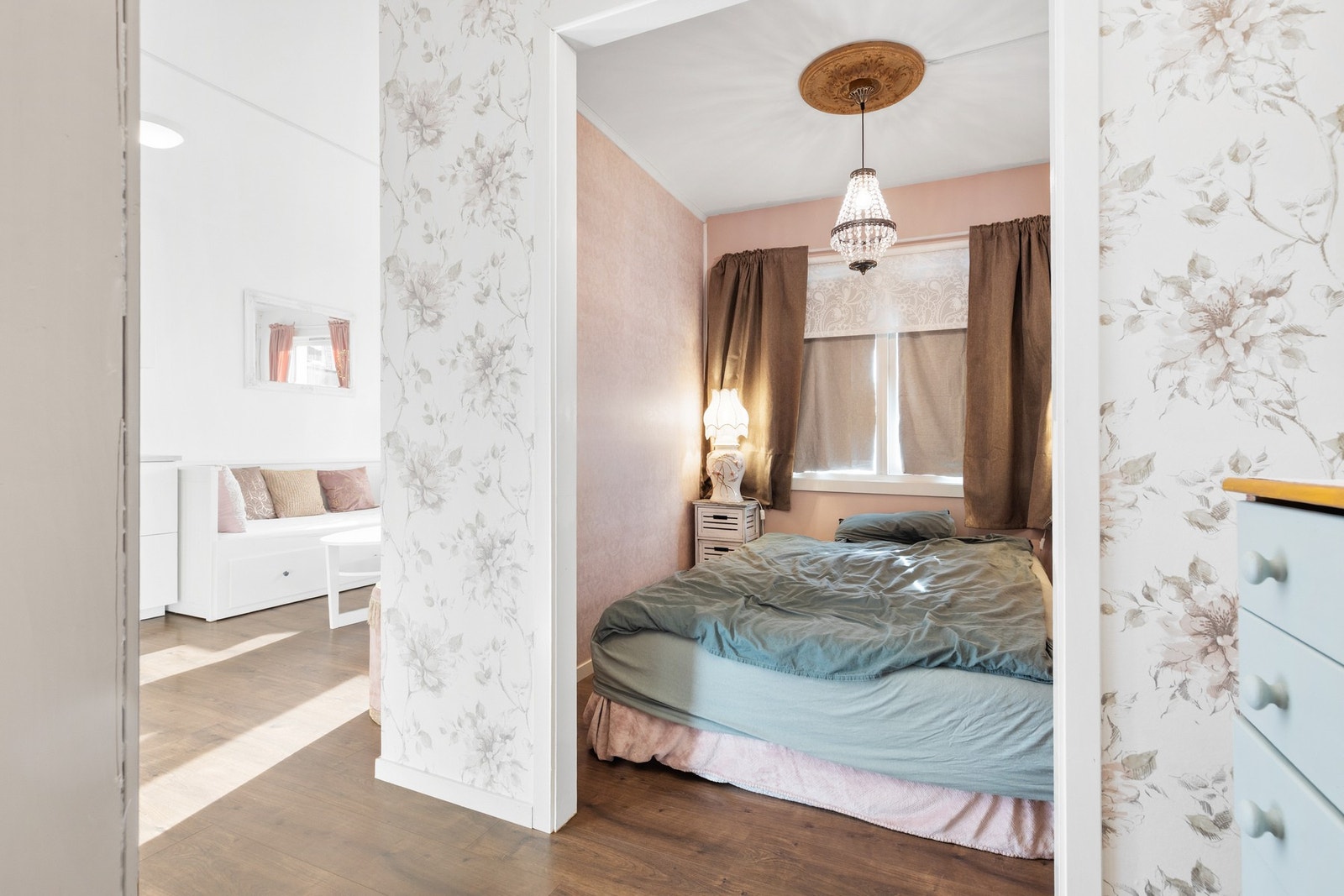 Stuen er inndelt i en egen sovealkove med vindu mot balkong Galleribilde