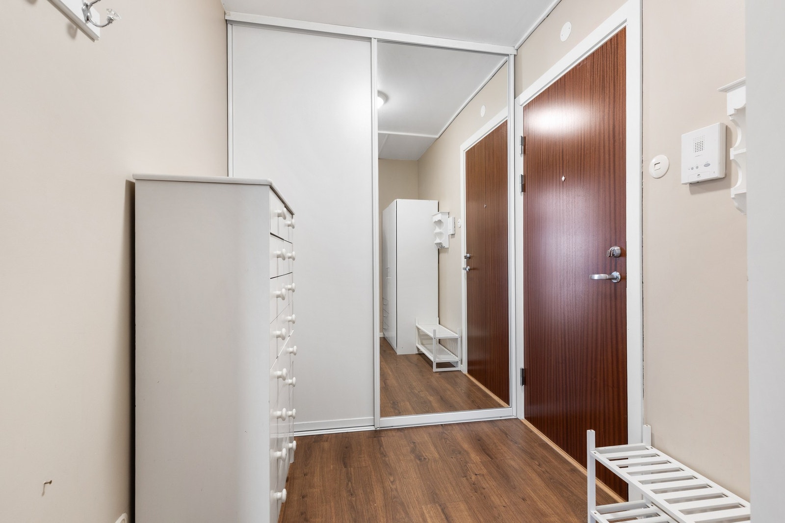 Entré med romslig skyvedørsgarderobe Galleribilde