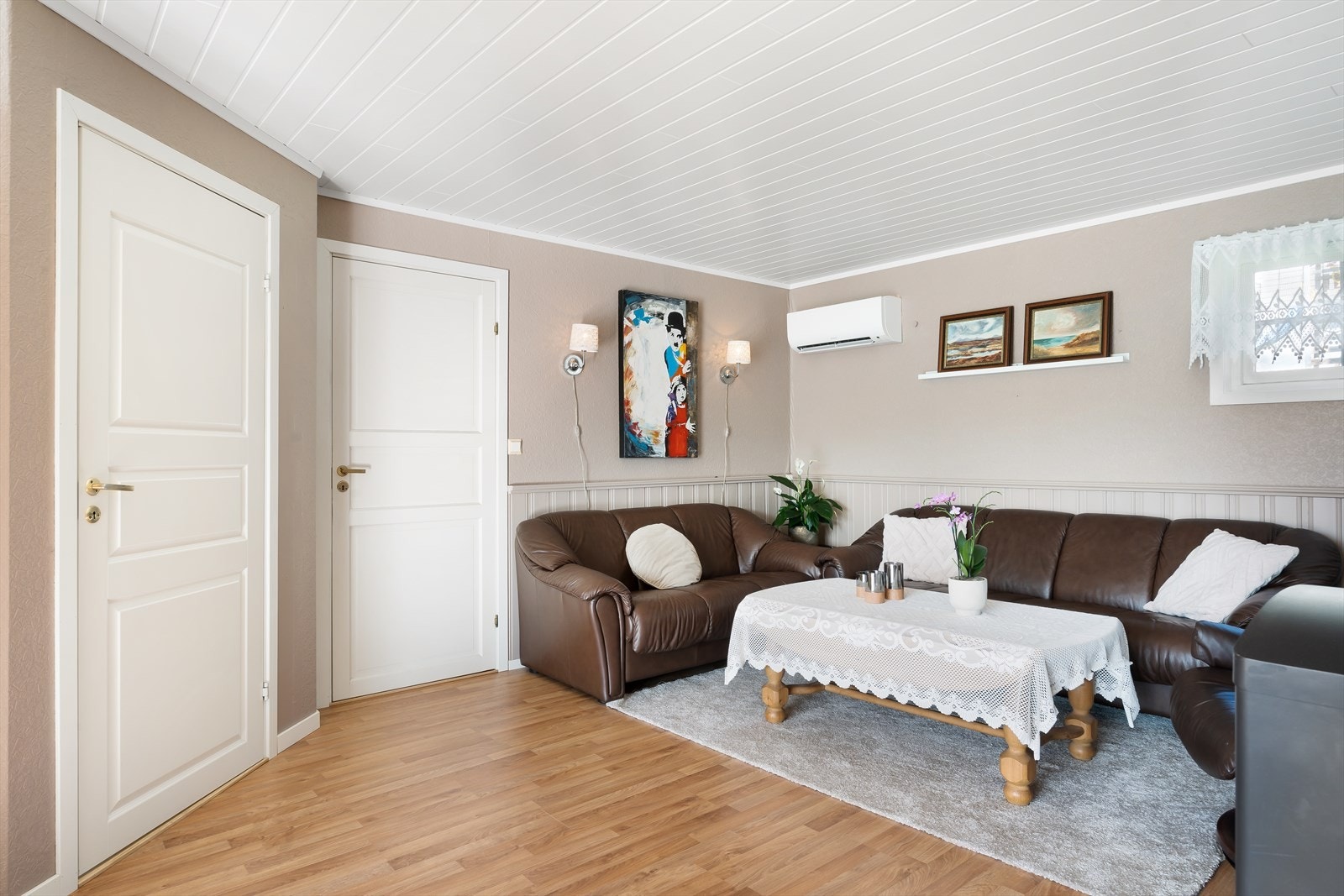 Fra stuen er det adkomst til soverommene. Galleribilde