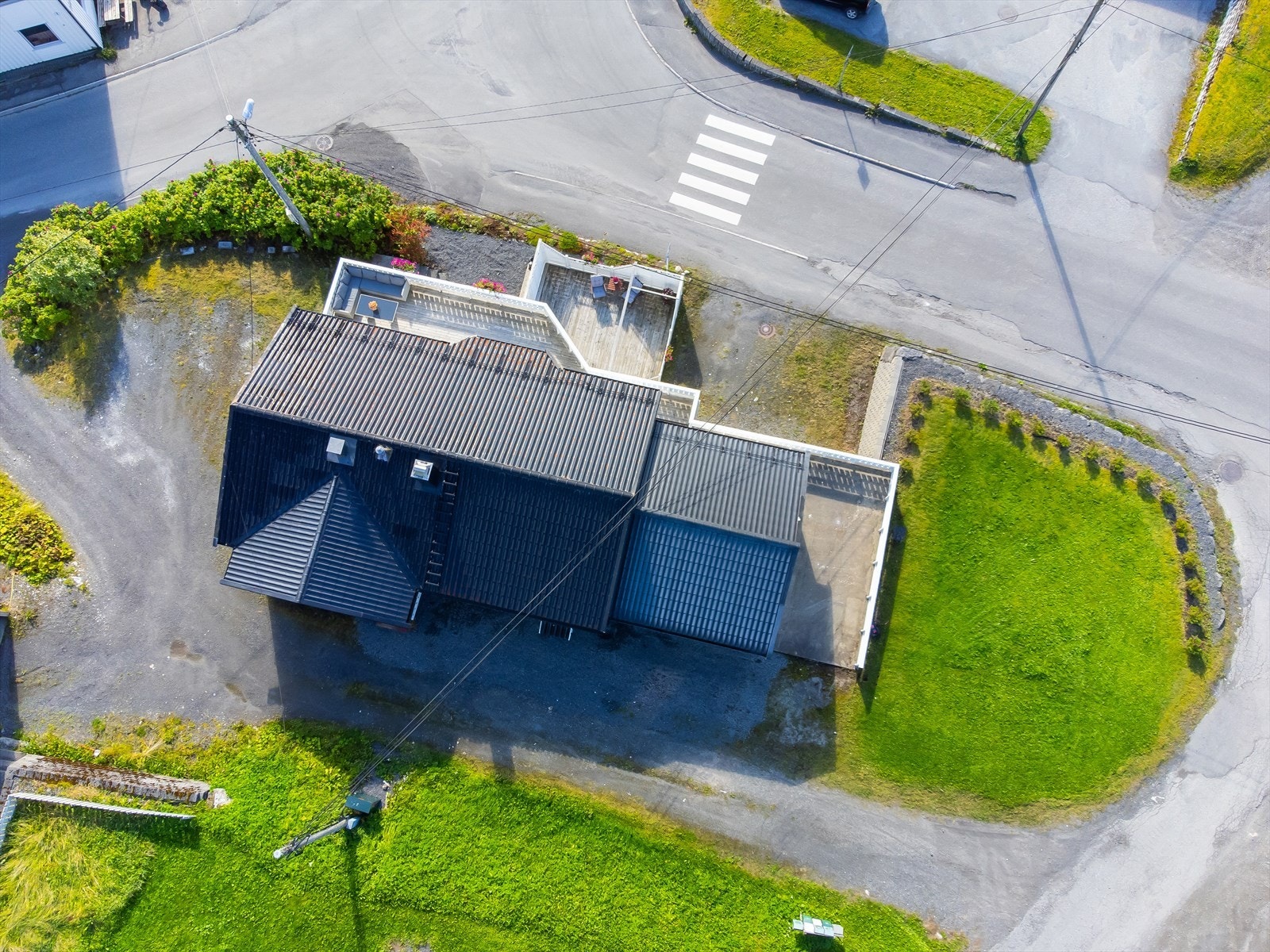 Parkering for tre til fire biler mot nord. Foran sokkel er det parkering for to biler. Galleribilde