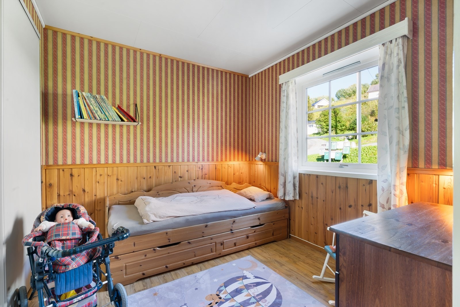 Soverommet har innebygd garderobeskap med skyvedører. Galleribilde