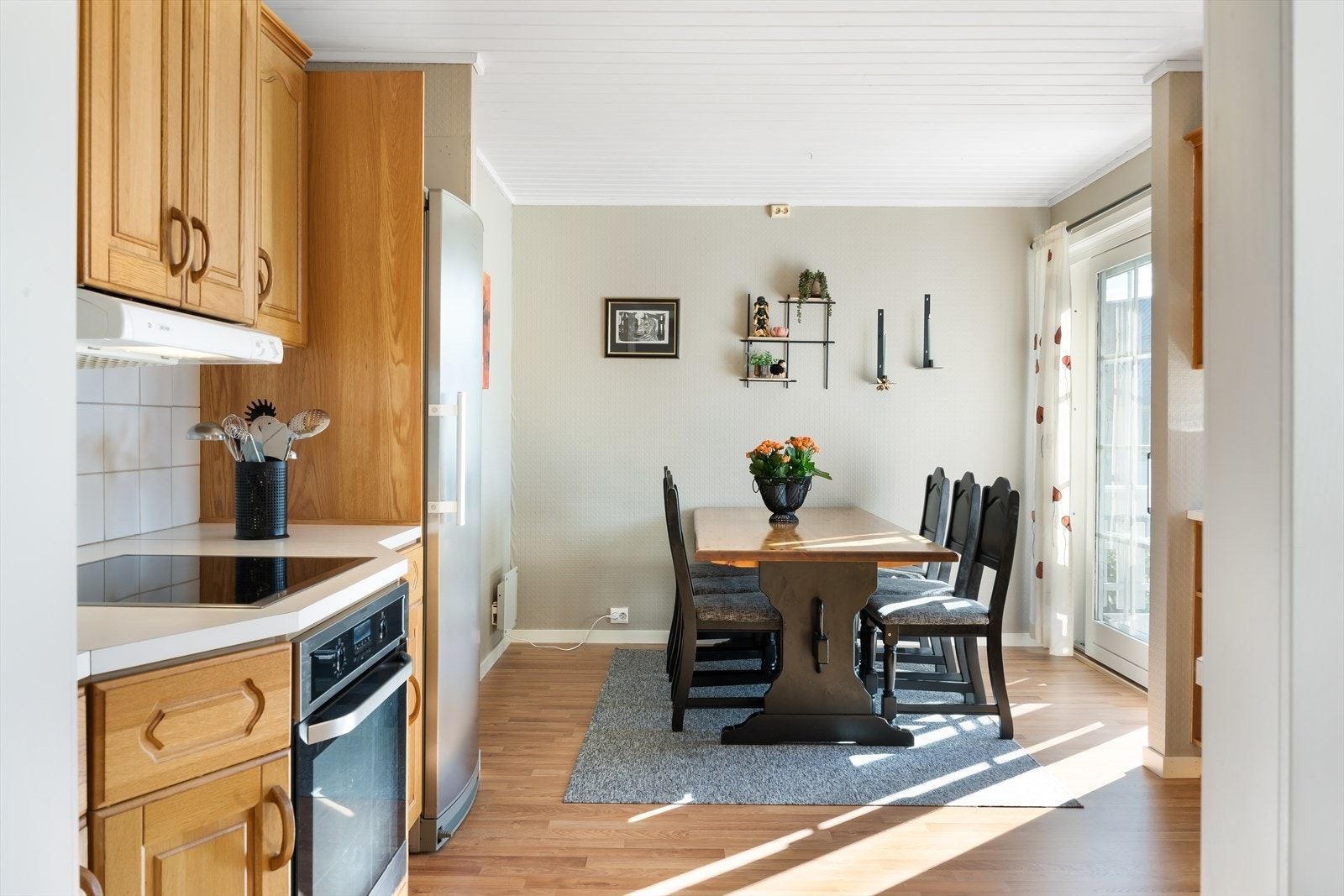 Kjøkken med profilerte fronter og laminat benkeplate. Galleribilde