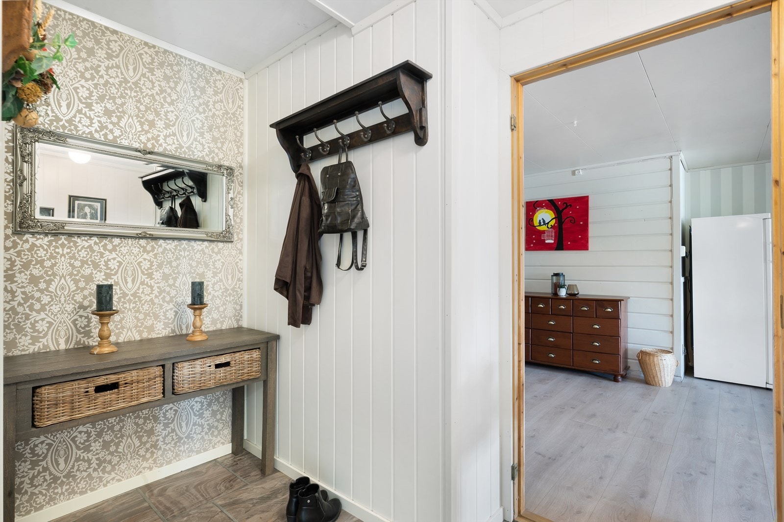 Sokkeletasjen inneholder vindfang, stue/kjøkken, gang, bad, teknisk/vaskerom og to soverom. Galleribilde