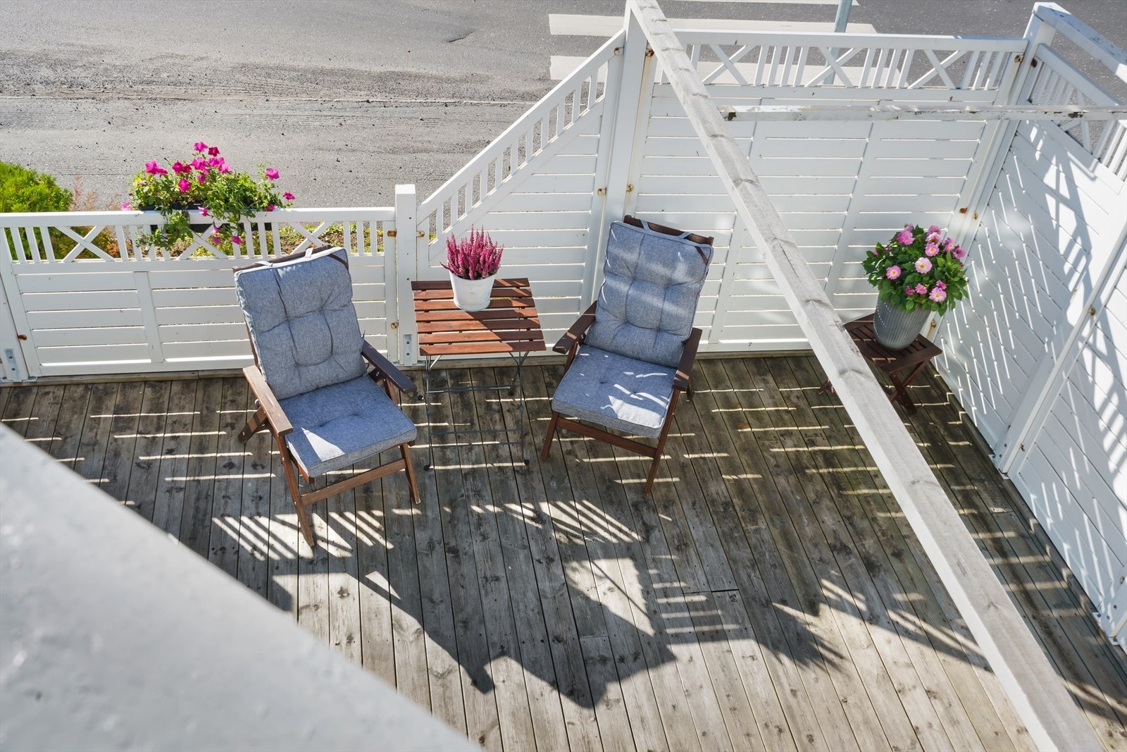 Det er en terrasse med levegger foran sokkel i sør, denne er fra ca. 2015. Galleribilde