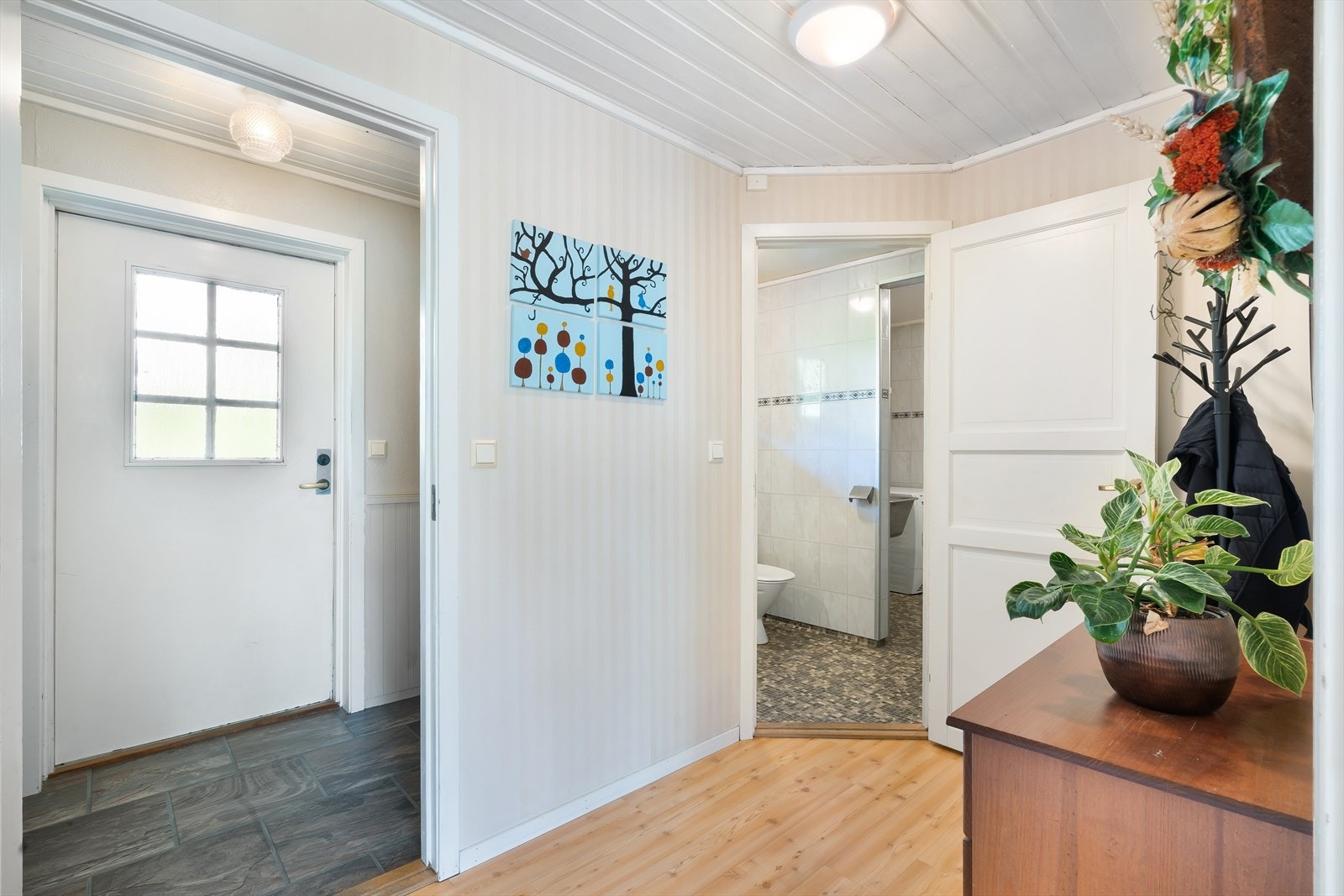 Inneholder vindfang, entré, bad/vaskerom, spisestue, stue, kjøkken, gang, tre soverom, garderobe og to boder. Galleribilde