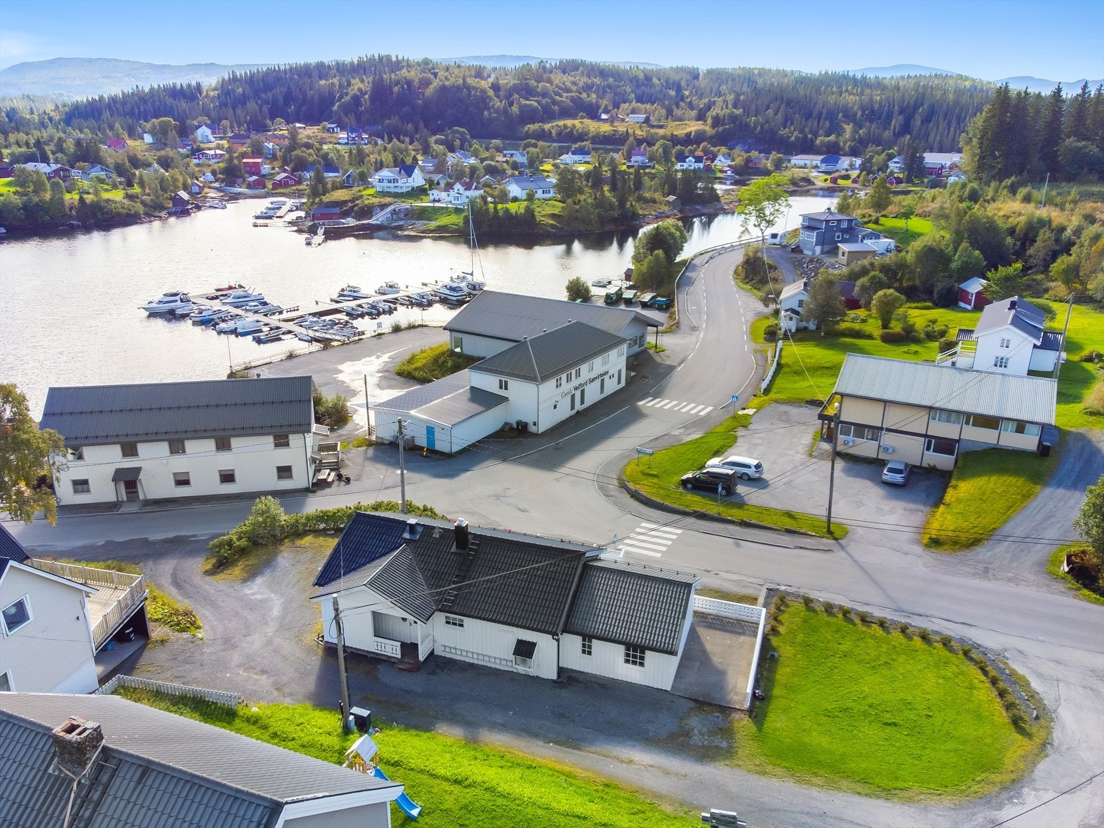 Eiendommen ligger i Hommelstø. Etablert bo-området. Gangavstand til skole, idrettsanlegg, dagligvarehandel, omsorgsheim, småbåthavn med videre. Galleribilde