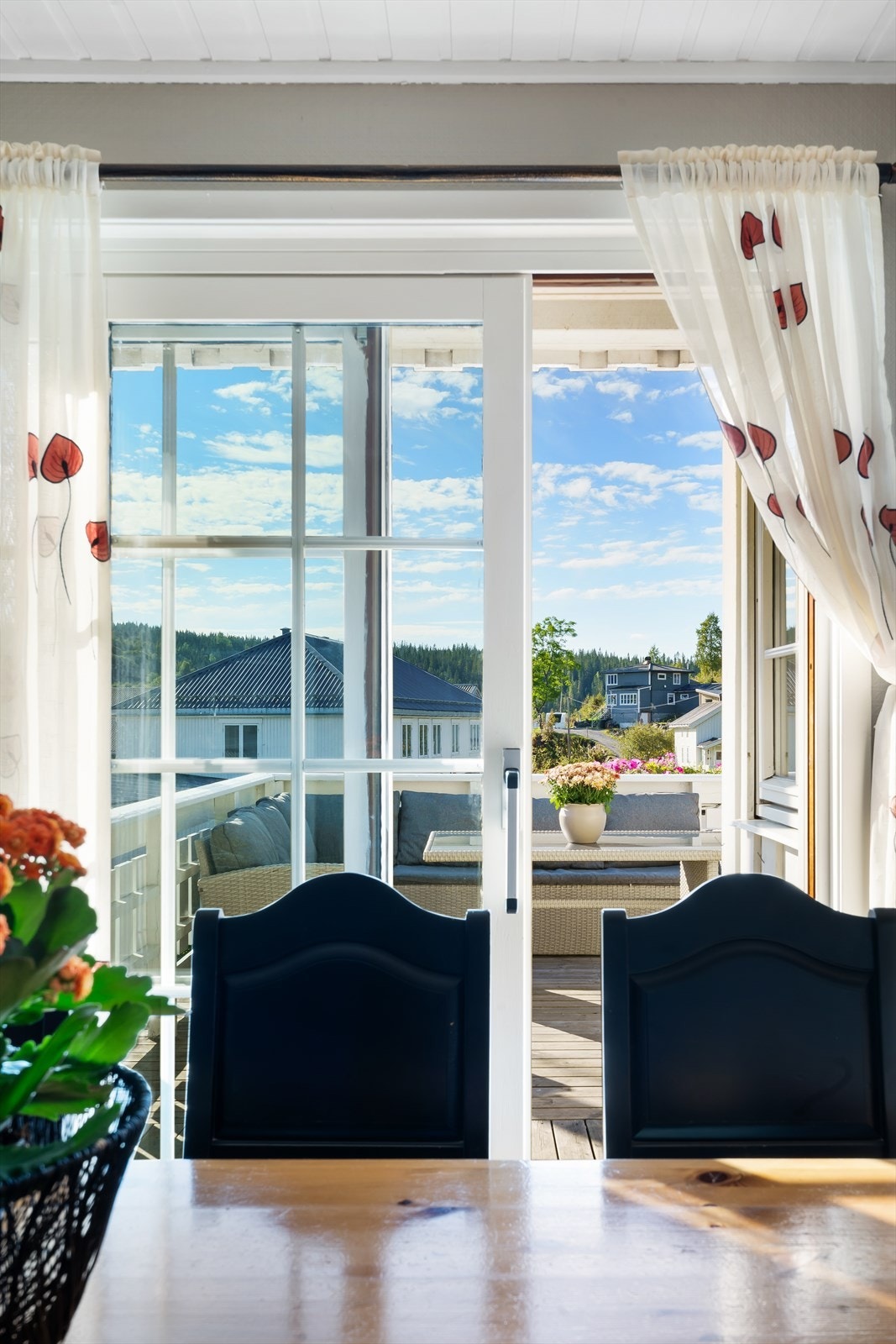 Fra stuen og kjøkkenet er det utgang til terrasse på ca. 70 m². Galleribilde