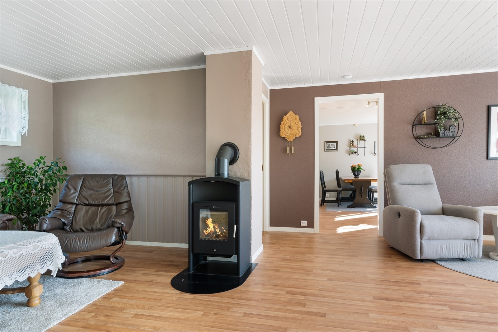 Boligen blir oppvarmet ved elektrisitet, vedfyring og luft-til-luft varmepumpe. Galleribilde