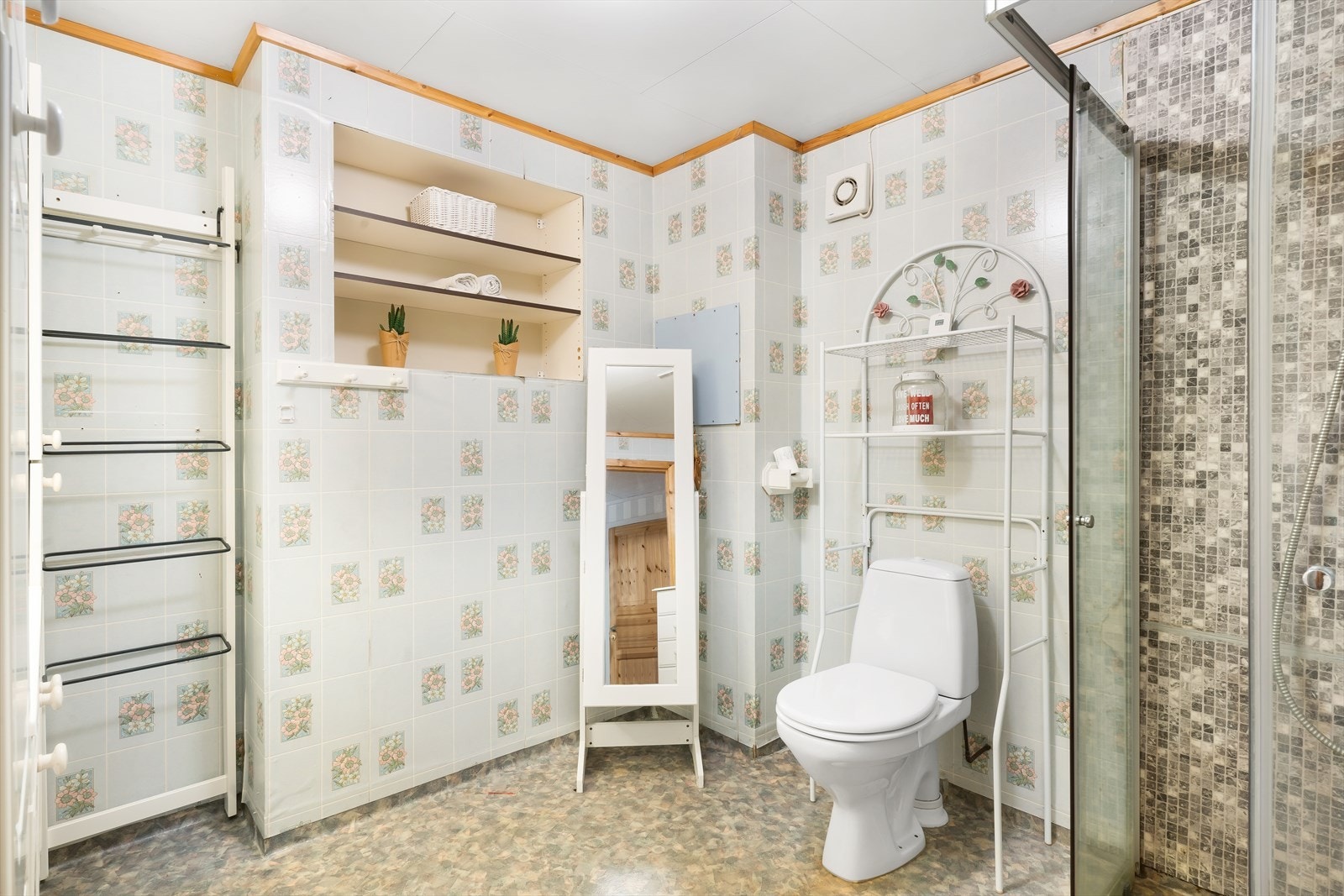 Bad ca. 7 m² med støpt gulv og vannbåren gulvvarme. Galleribilde