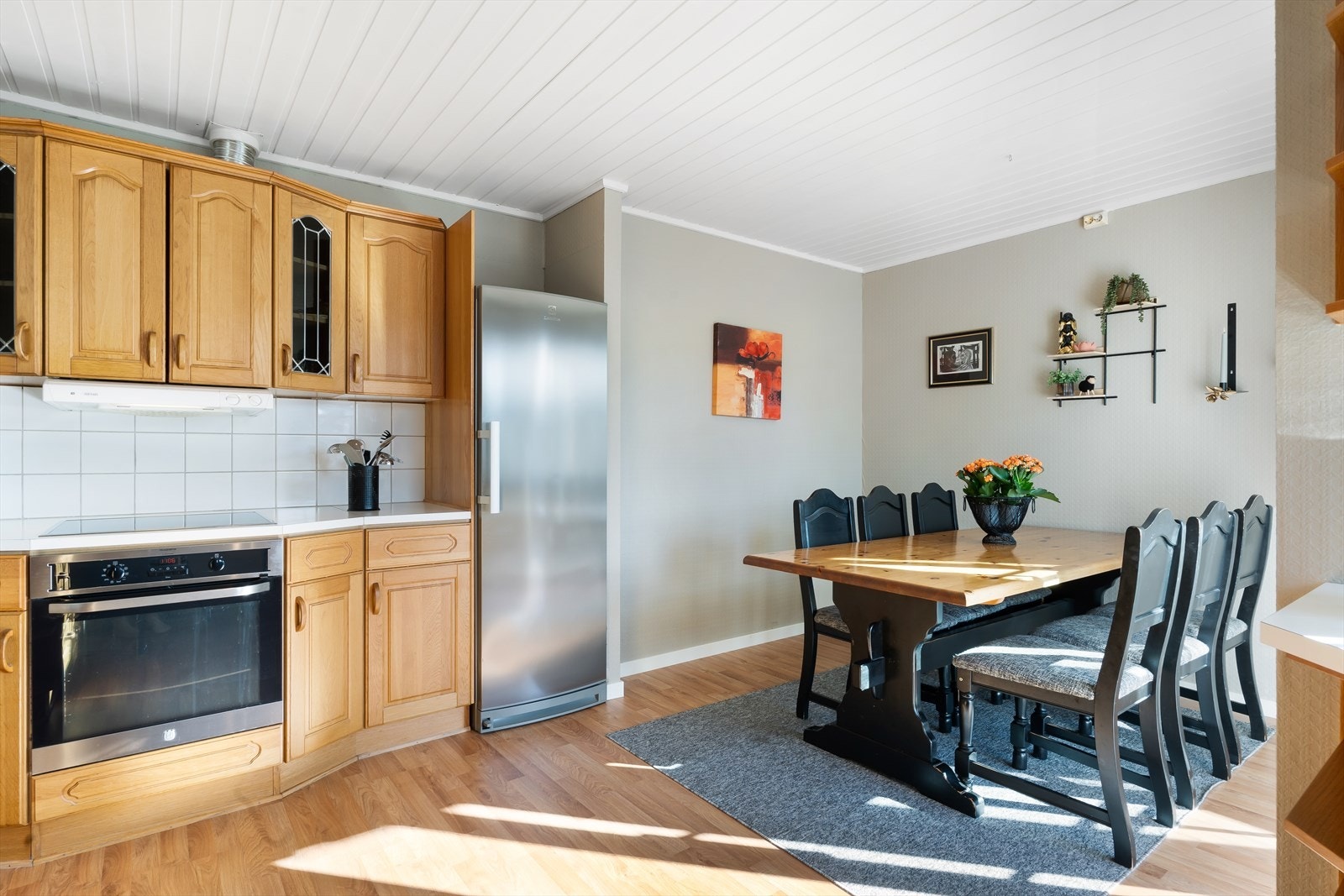 Integrert platetopp og stekeovn, kjøkkenventilator med avtrekk ut, plass til oppvaskmaskin og kjøleskap. Galleribilde