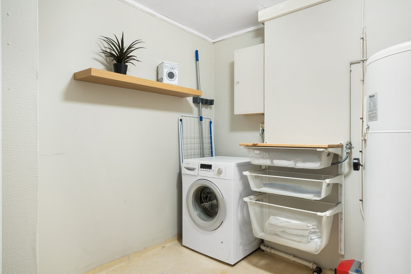 Vaskerom/teknisk rom fra 1992-1997, tatt i bruk i 1997. Her står varmtvannsbereder, vannbåren gulvvarmesentral og opplegg for vaskemaskin. Galleribilde