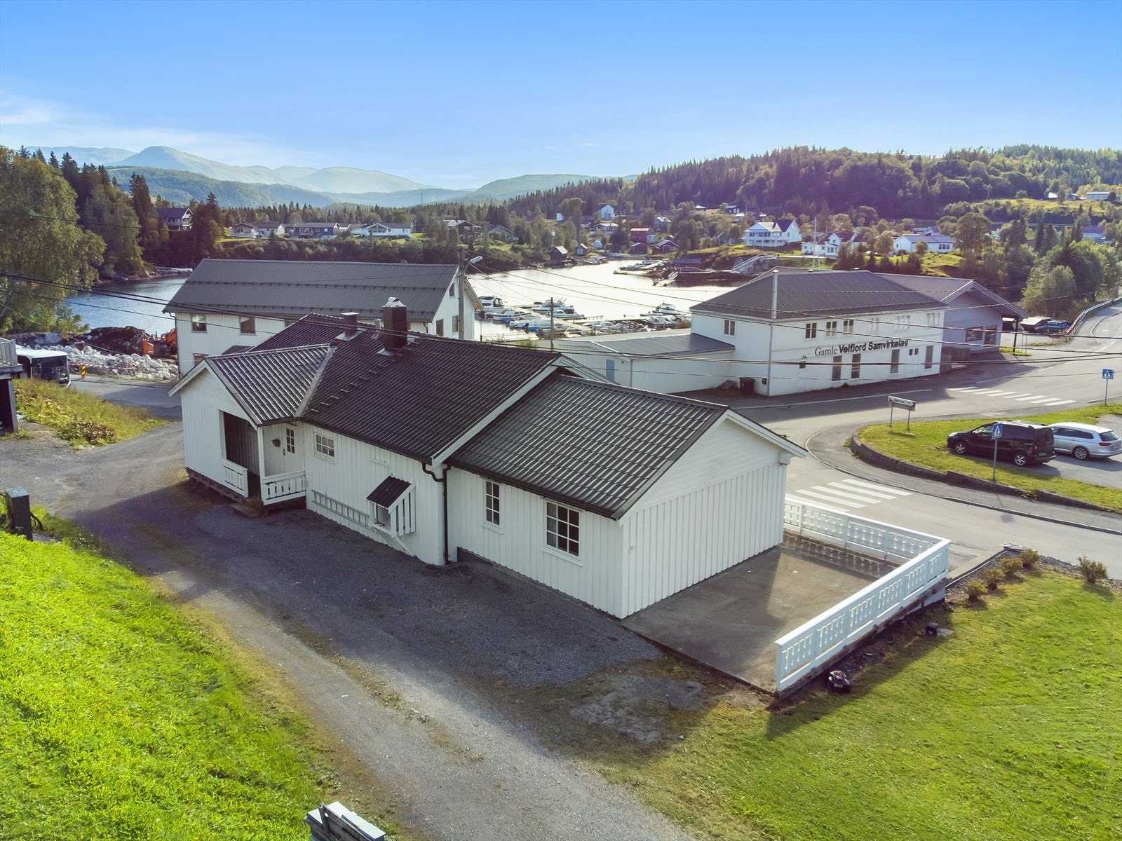 Eiendommen ligger i en sørvendt skråning som flater ut under bygningsmassen. Galleribilde