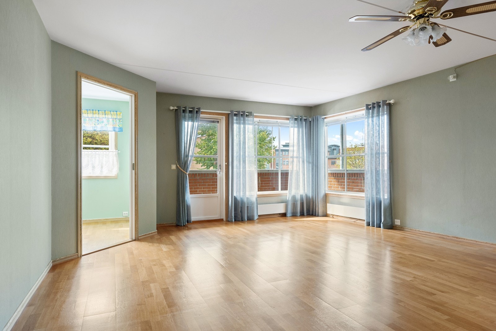 Stuen har gode vindusflater mot sydvest som gir rikelig med naturlig lys Galleribilde