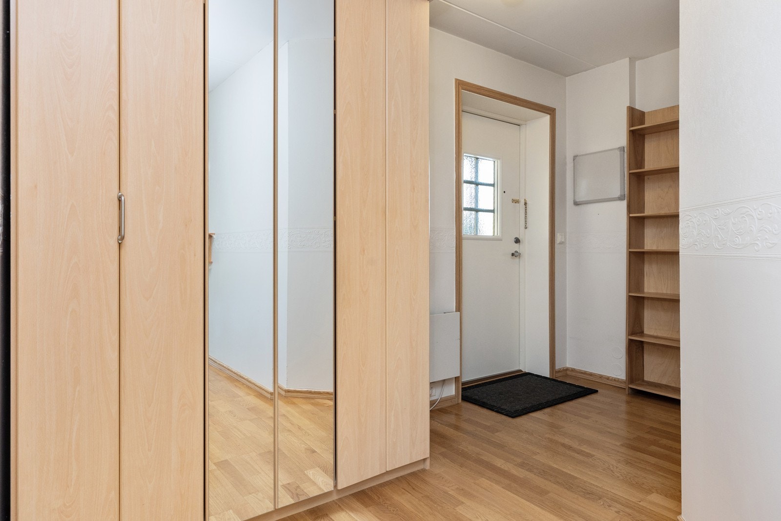 Entré er av med plass til entrémøblement Galleribilde