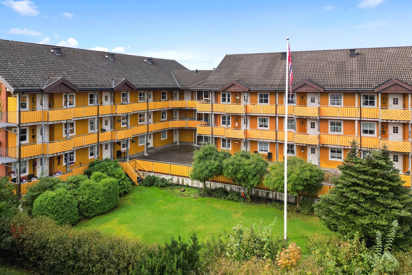 Det er felles tomt for borettslaget, deler av tomten er pent opparbeidet med grøntarealer slik som gressplen, beplantning, prydbusker og trær Galleribilde