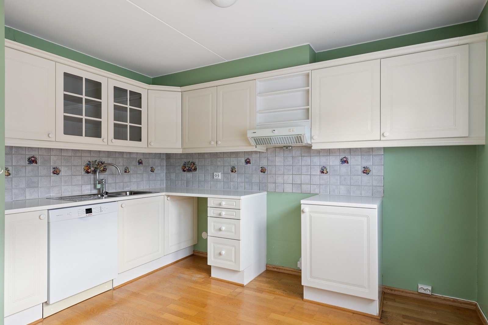 På kjøkkenet er det en innredning fra byggetiden med slette fronter, og med laminerte benkeplater Galleribilde