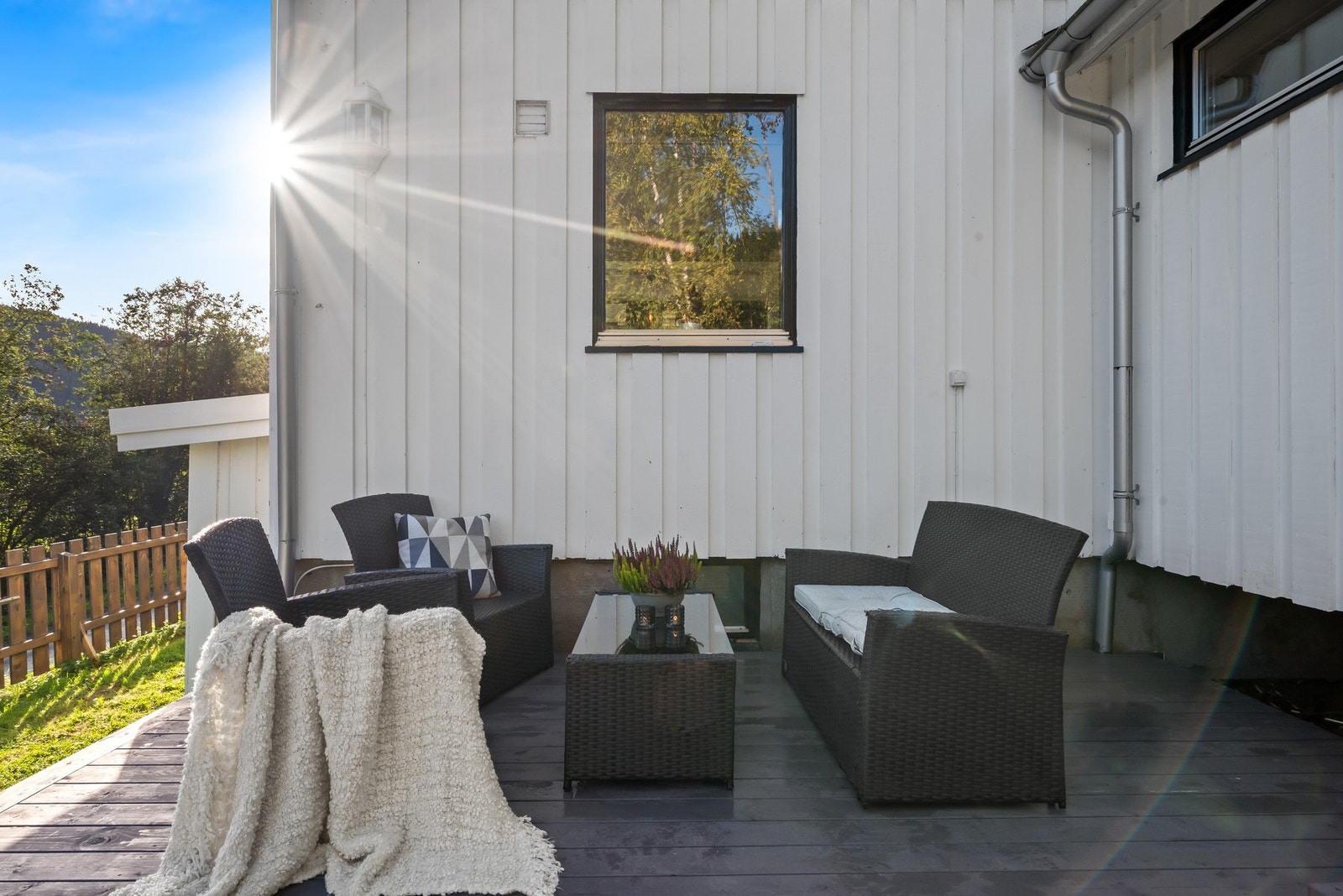 Innbydende terrasse med solrike forhold og god plass til møblering. Galleribilde