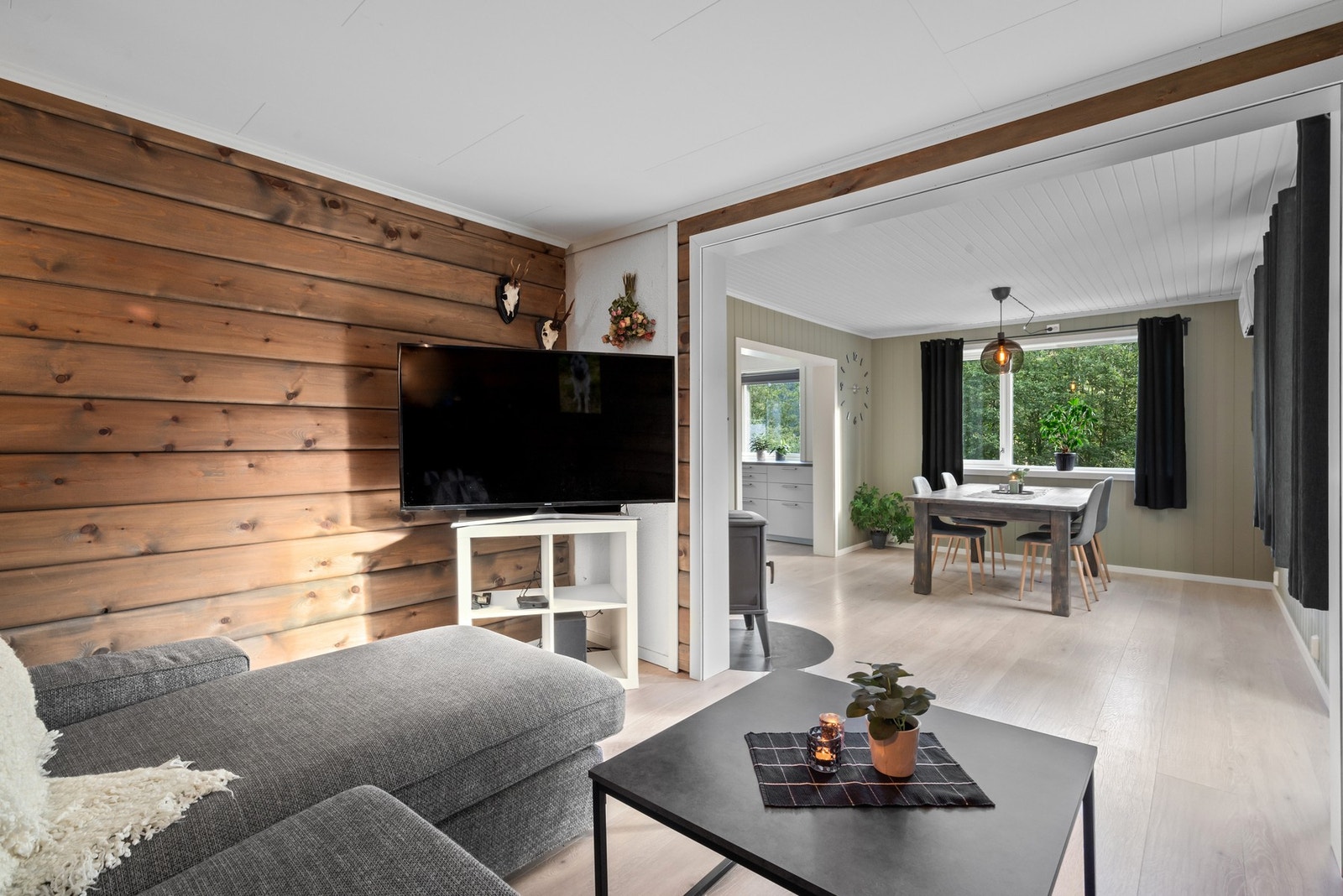 Store vindusflater som slipper inn rikelig med naturlig lys, samtidig som det er skjermet innsyn. Galleribilde