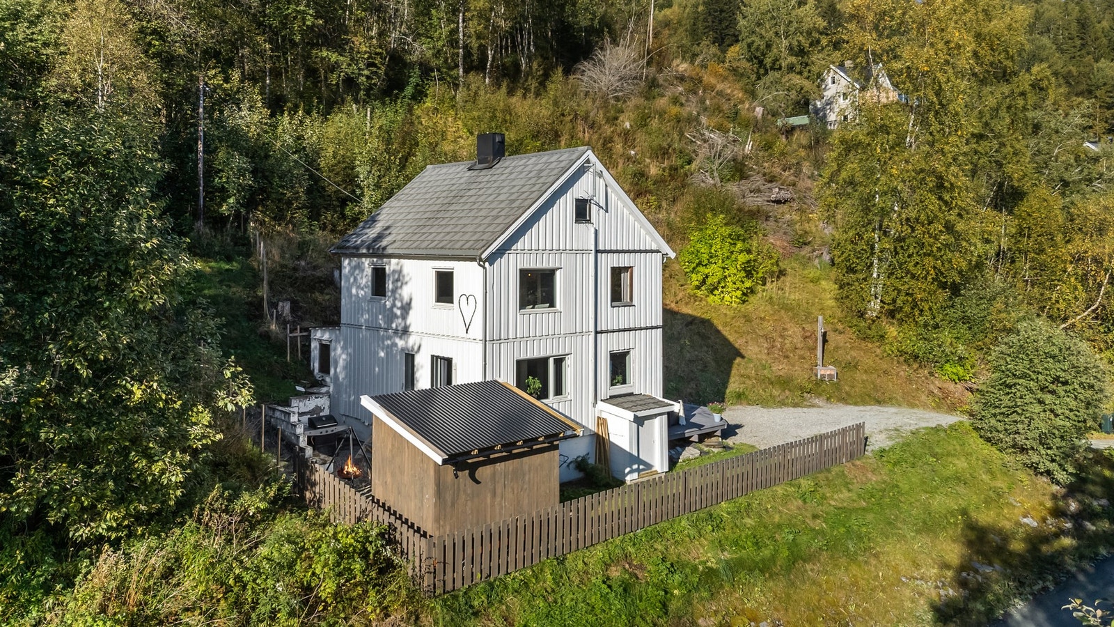 Elva Gaula byr på både fiske og badeplasser om sommeren, mens vinteren gir gode forhold for både langrenn og is-fisking. Galleribilde