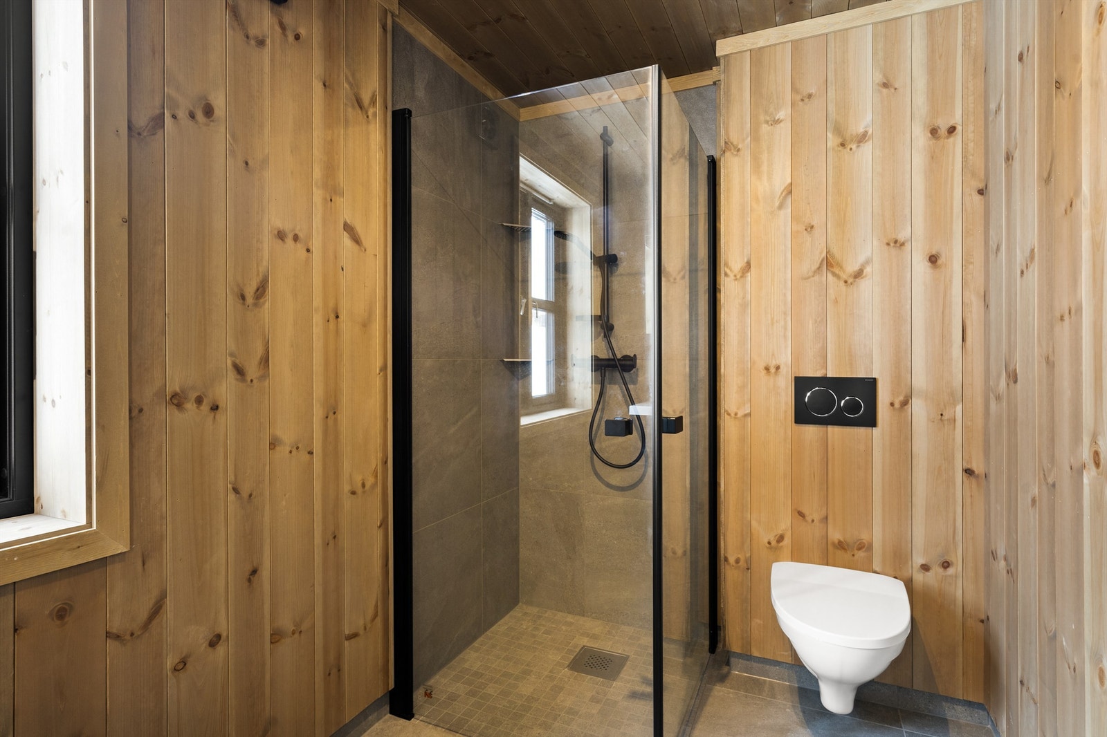 Badet i 2. etg i forbindelse med hovedsoverommet. 120 cm innredning, vegghengt wc og dusjkabinett. Galleribilde